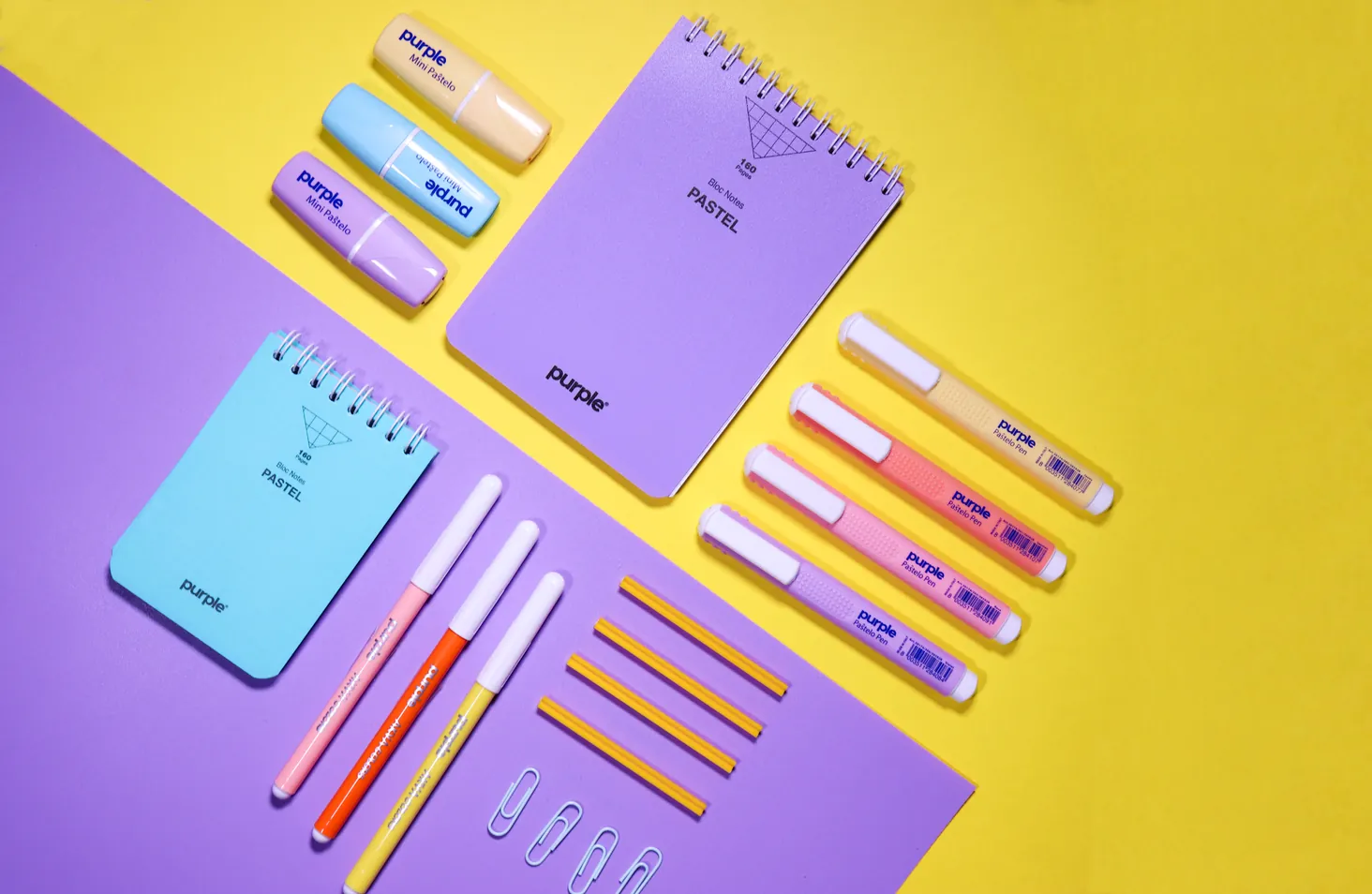 Blocs-notes PASTEL, surligneurs Mini Pastelo et Pastelo Pen, feutres et crayons Purple sur fond violet et jaune